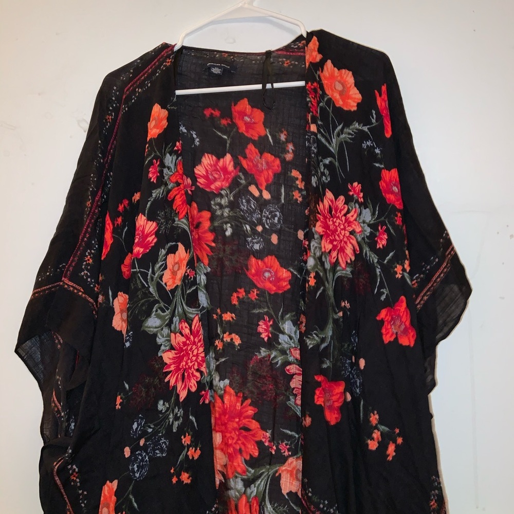 AMERICAN EAGLE BLACK AND RED KIMONO
